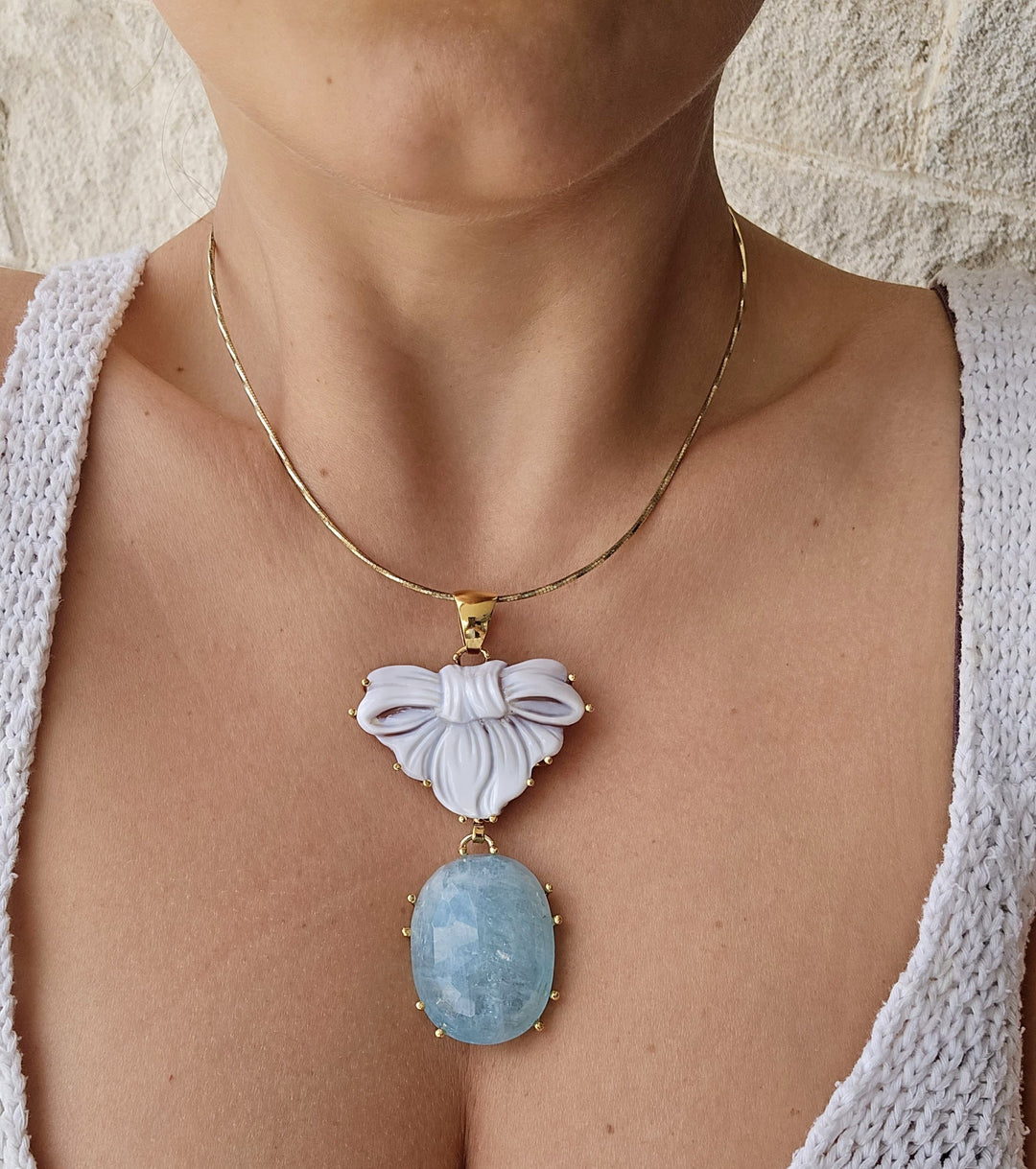 Collana ciondolo “fiocco” di cammeo montato in acquamarina e argento