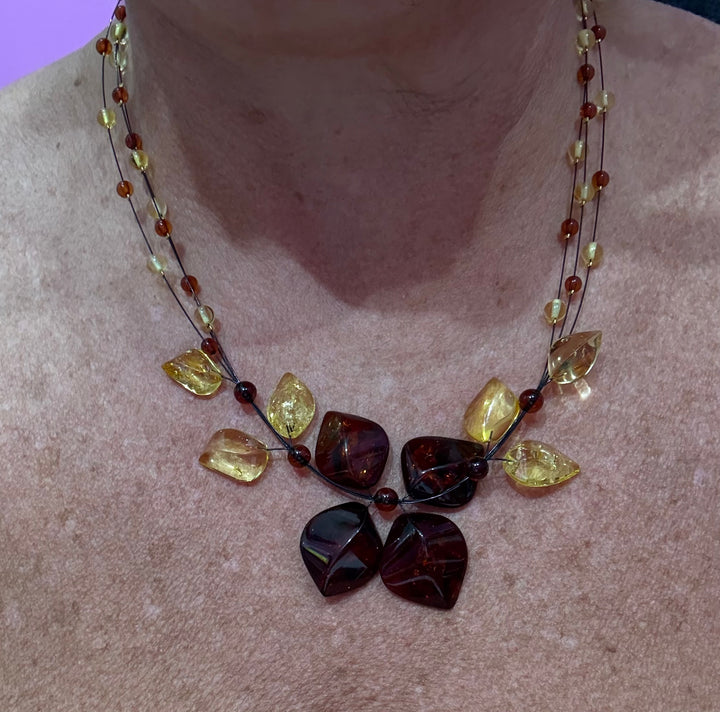 Collana ciondolo floreale di ambra rossa e gialla montata in argento