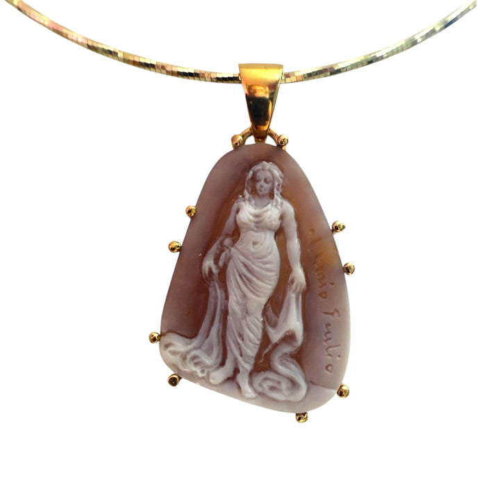 The bold mermaid pendant necklace in sardonyx shell mounted on silver