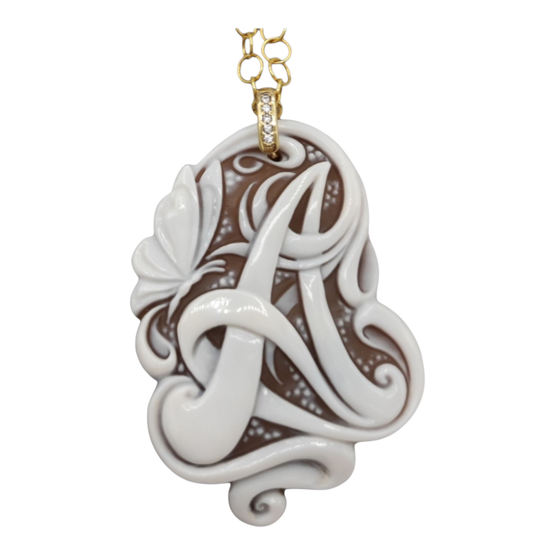Collana ciondolo lettera farfalla in cammeo montato su argento Lucia Vitiello Gioielli di Napoli