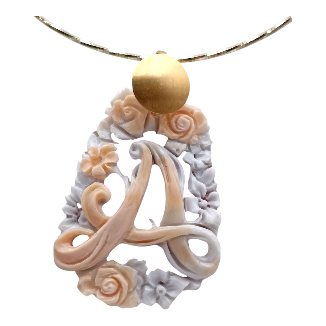 Collana ciondolo lettera traforata in cammeo bicolore montato su argento Lucia Vitiello Gioielli di Napoli