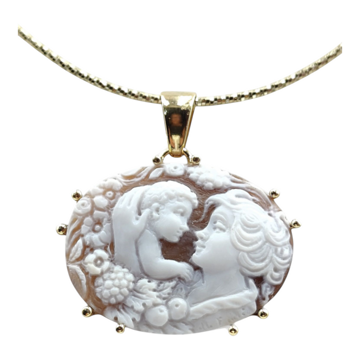 "Maternity" pendant necklace in cameo mounted on silver