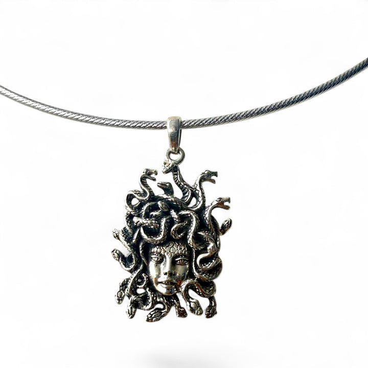 Collana ciondolo “Gorgonia Medusa” inciso e lavorato in argento brunito