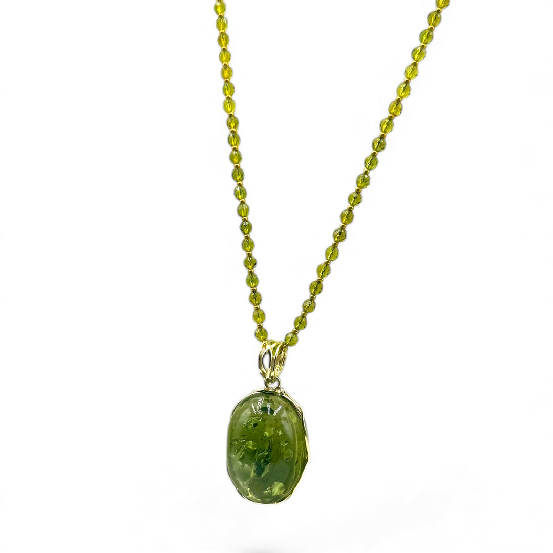 Collana con Ciondolo Ovale in Ambra Verde montato in Argento Dorato