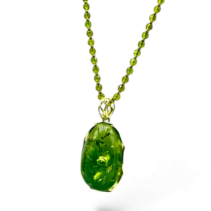 Collana con Ciondolo Ovale in Ambra Verde montato in Argento Dorato
