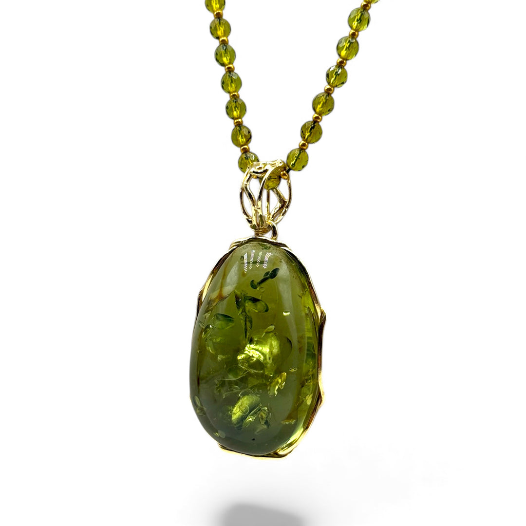 Collana con Ciondolo Ovale in Ambra Verde montato in Argento Dorato