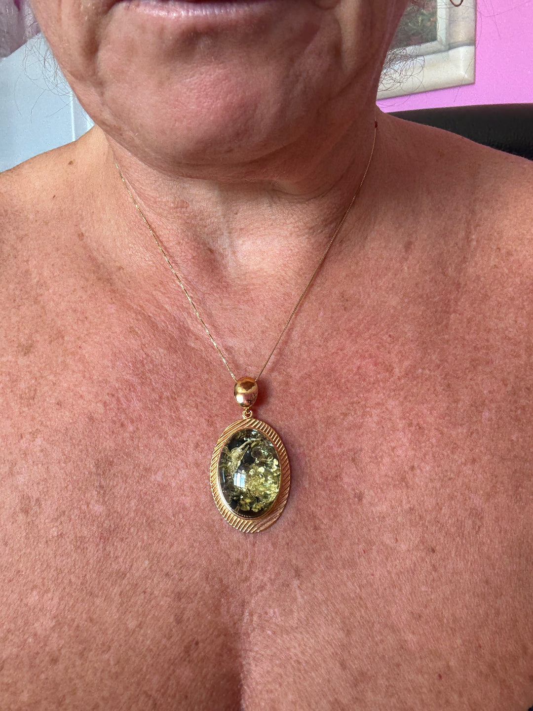 Collana ciondolo ovale di ambra verde montato in argento dorato