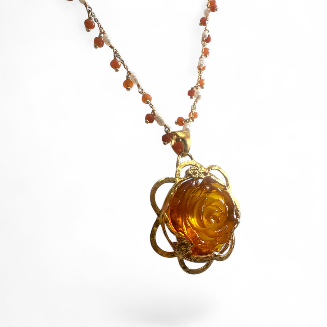 Collana ciondolo “rosa di ambra” montato su argento galvanica oro