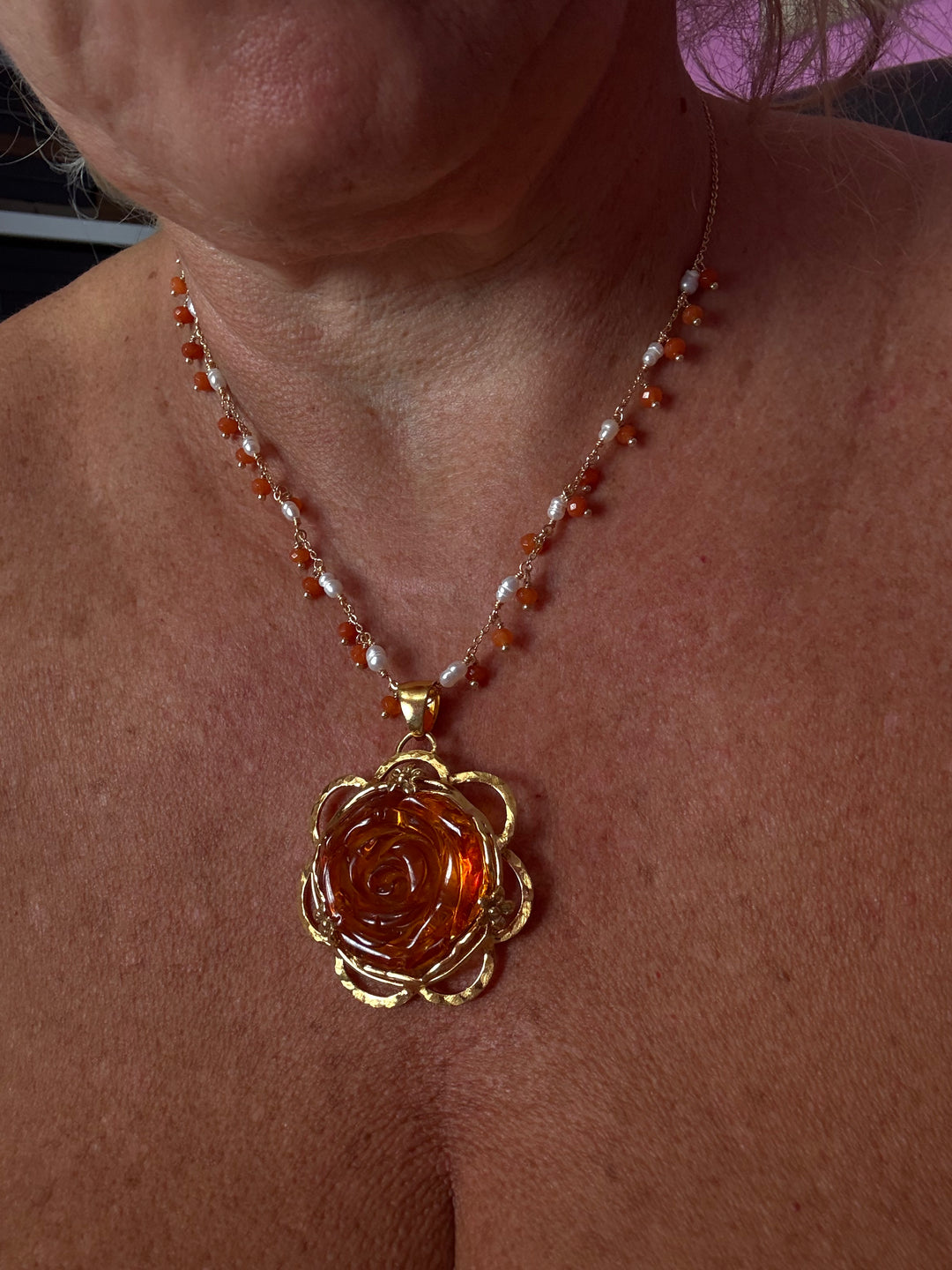 Collana ciondolo “rosa di ambra” montato su argento galvanica oro