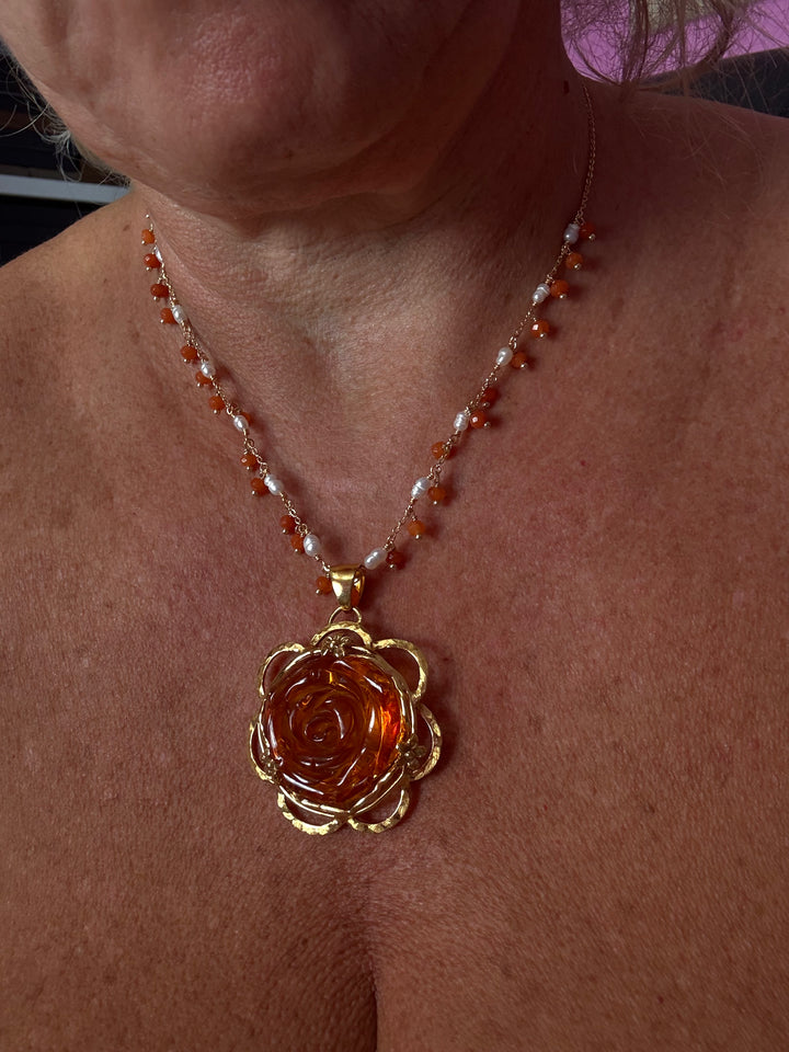 Collana ciondolo “rosa di ambra” montato su argento galvanica oro