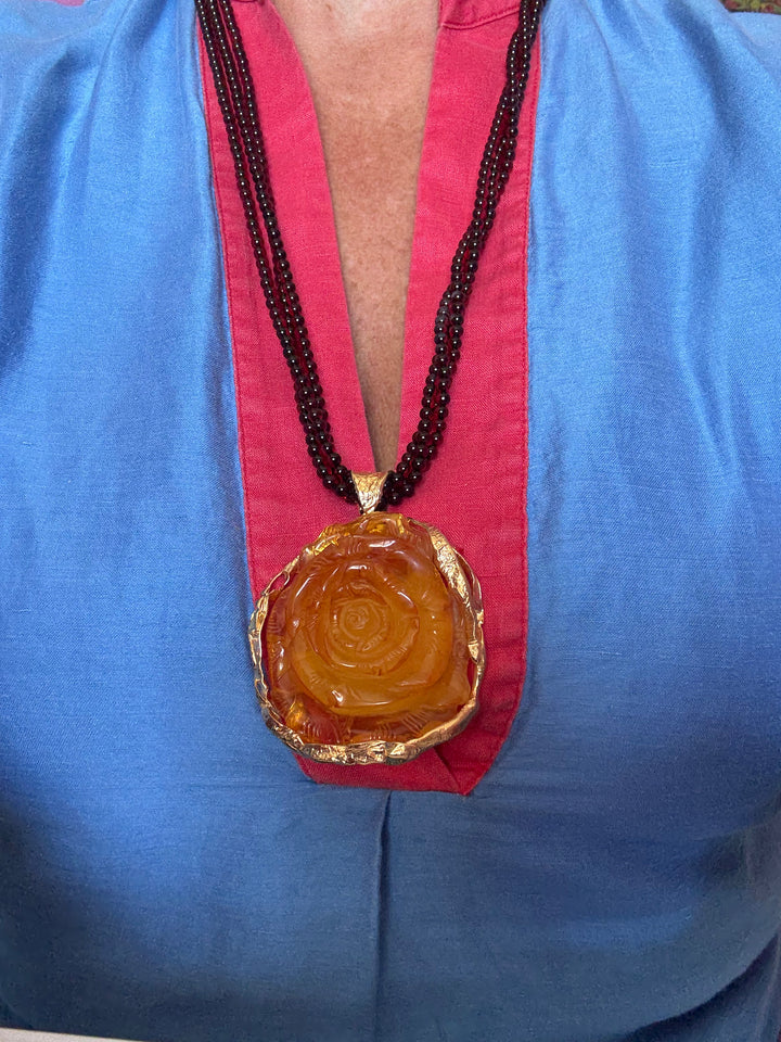Collana ciondolo “rosa gialla” di ambra gialla montata in argento