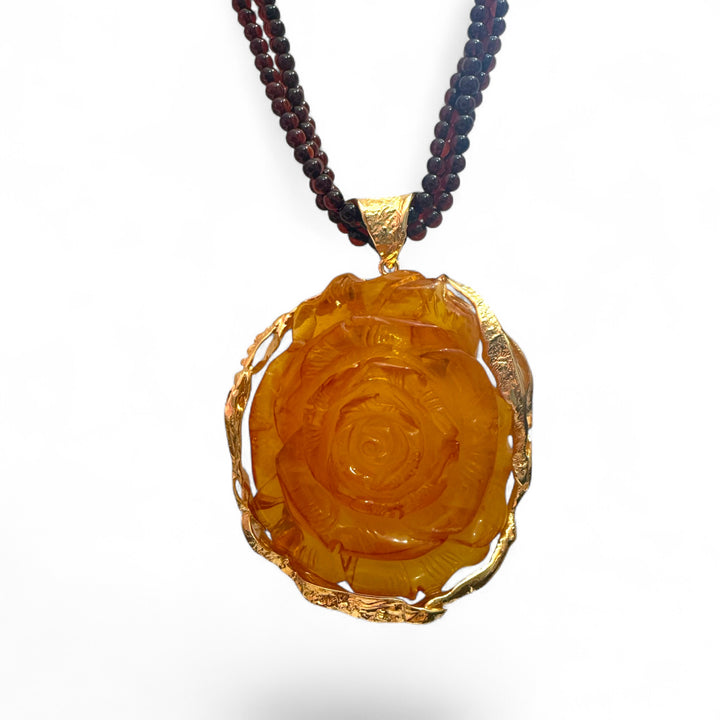 Collana ciondolo “rosa gialla” di ambra gialla montata in argento