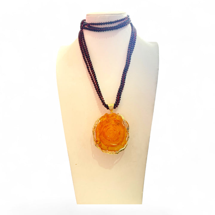 Collana ciondolo “rosa gialla” di ambra gialla montata in argento