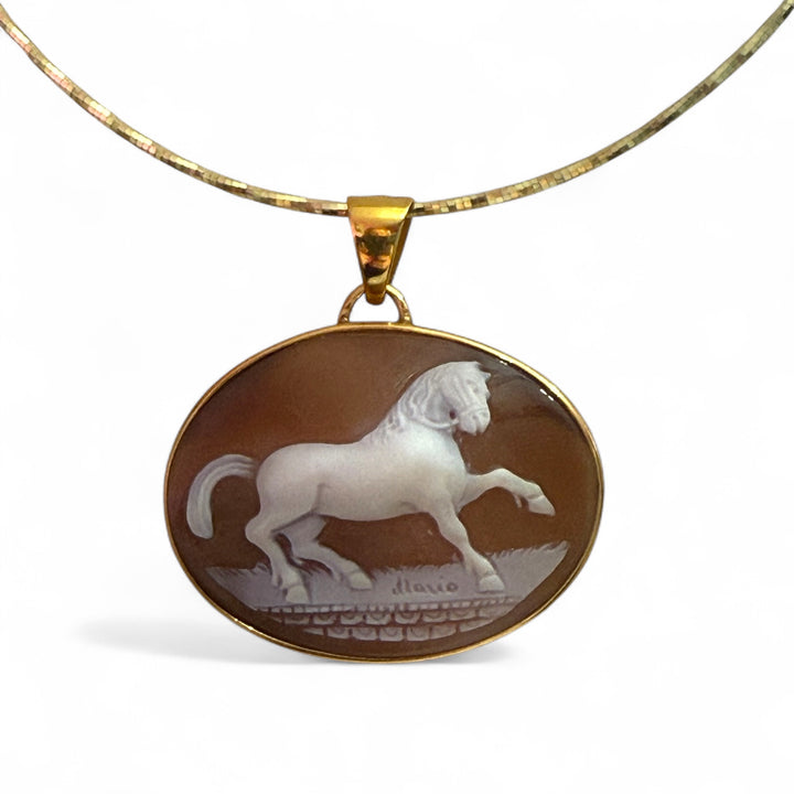 Collana con ciondolo "cavallo" inciso su cammeo sardonico