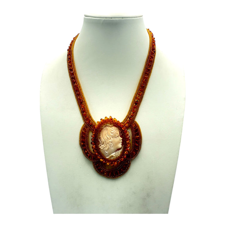 Collana “dama cammeo” di cammeo corniola montato in ambra lavorazione tessita