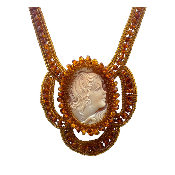 Collana “dama cammeo” di cammeo corniola montato in ambra lavorazione tessita