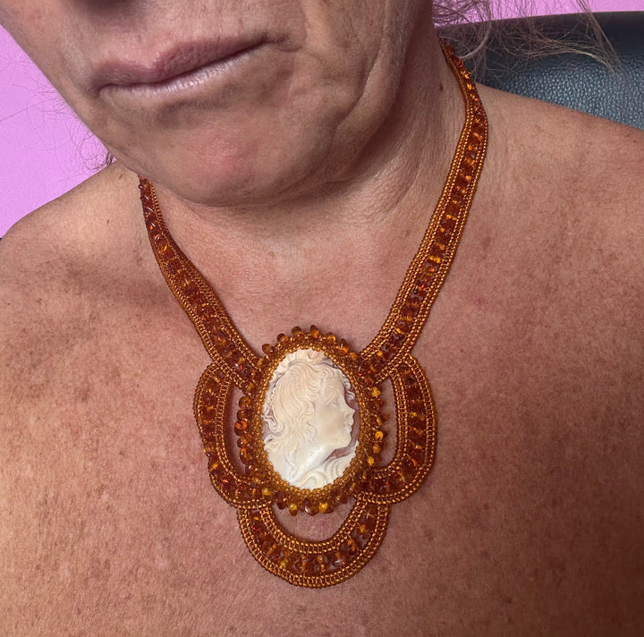 Collana “dama cammeo” di cammeo corniola montato in ambra lavorazione tessita