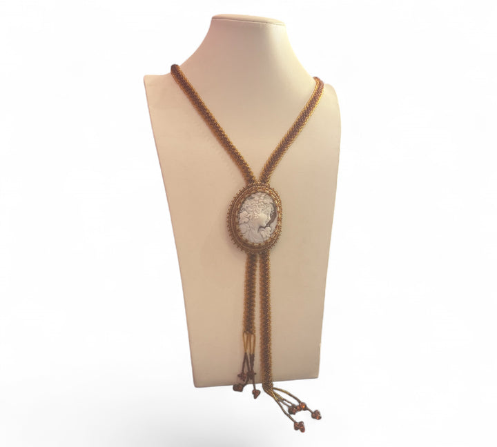 Collana “dama cammeo” di conchiglia sardonica e ambra del baltico