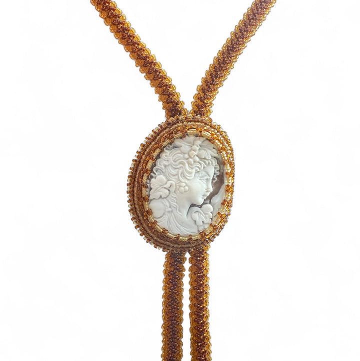 Collana “dama cammeo” di conchiglia sardonica e ambra del baltico