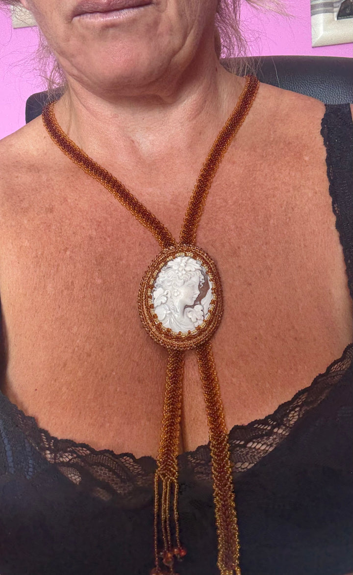 Collana “dama cammeo” di conchiglia sardonica e ambra del baltico