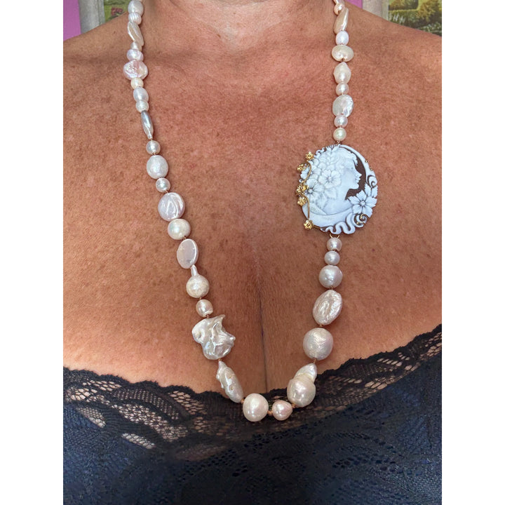 Collana “dama” di cammeo e perle di fiume e barocche montato in argento dorato