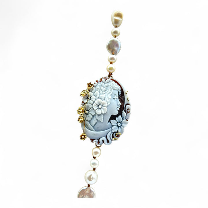 Collana “dama” di cammeo e perle di fiume e barocche montato in argento dorato