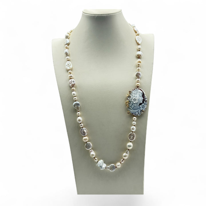 Collana “dama” di cammeo e perle di fiume e barocche montato in argento dorato