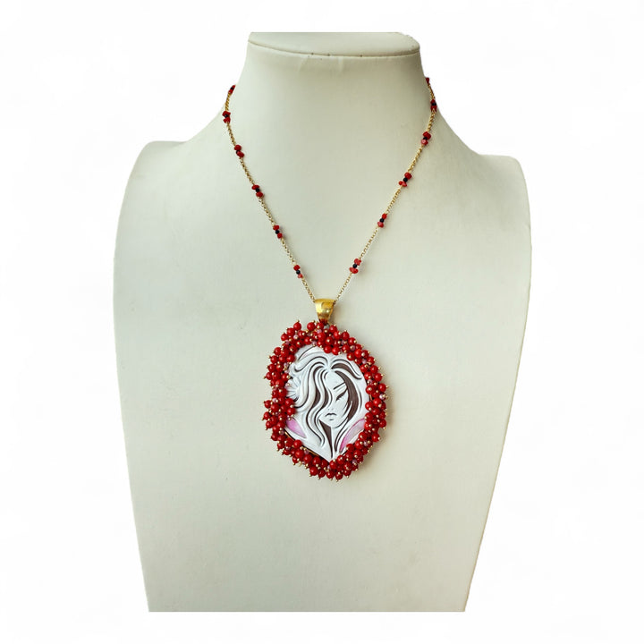 Collana Dea colorata di Cammeo sardonico montato in Madreperla e Corallo