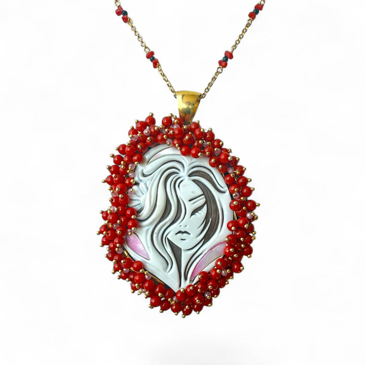 Collana Dea colorata di Cammeo sardonico montato in Madreperla e Corallo