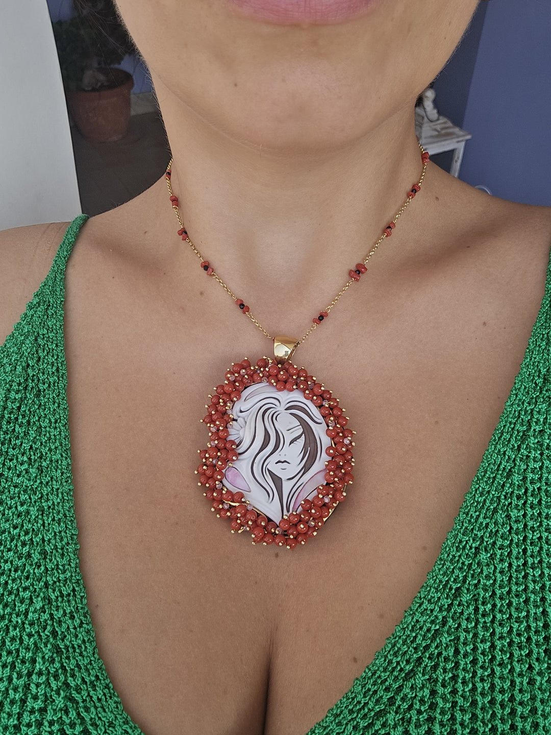 Collana Dea colorata di Cammeo sardonico montato in Madreperla e Corallo