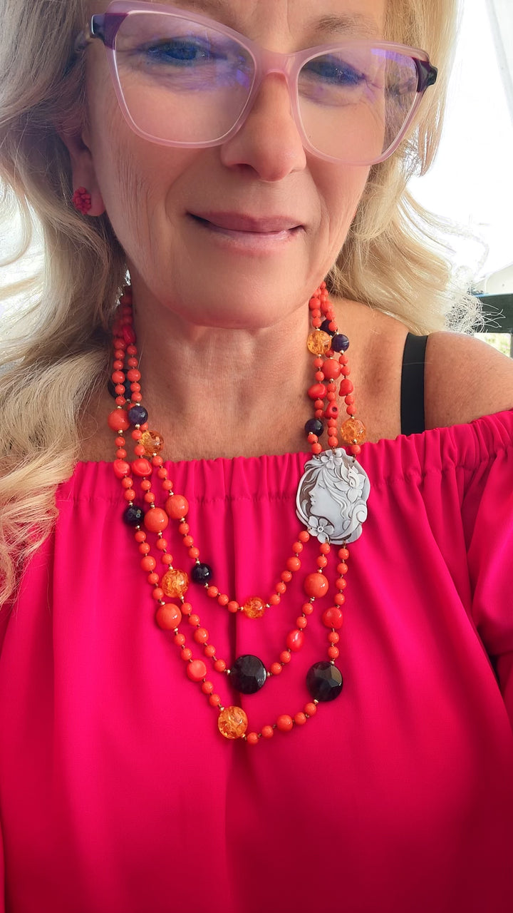 Collana dea di cammeo montata in corallo bambù, ambra ed ametista