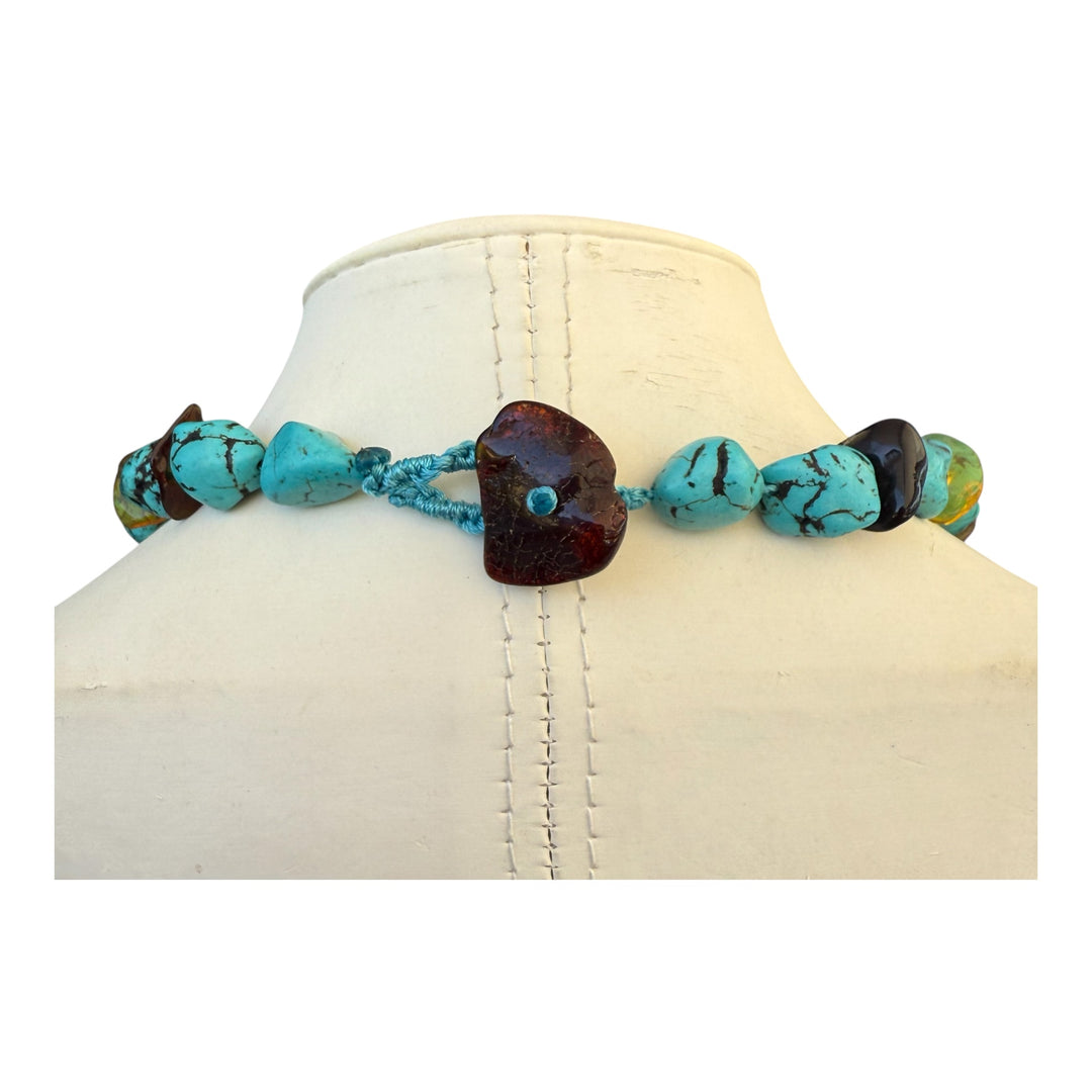 Collana dea di cammeo montato in pasta di turchese iraniano, ambra e cotone