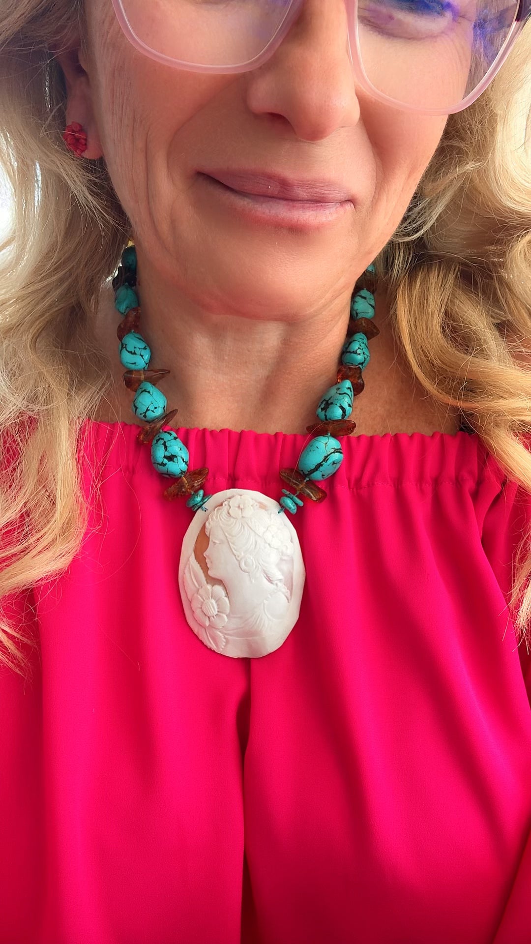 Collana dea di cammeo montato in pasta di turchese iraniano, ambra e cotone