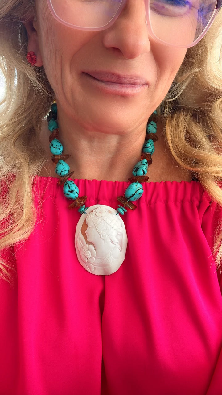 Collana dea di cammeo montato in pasta di turchese iraniano, ambra e cotone