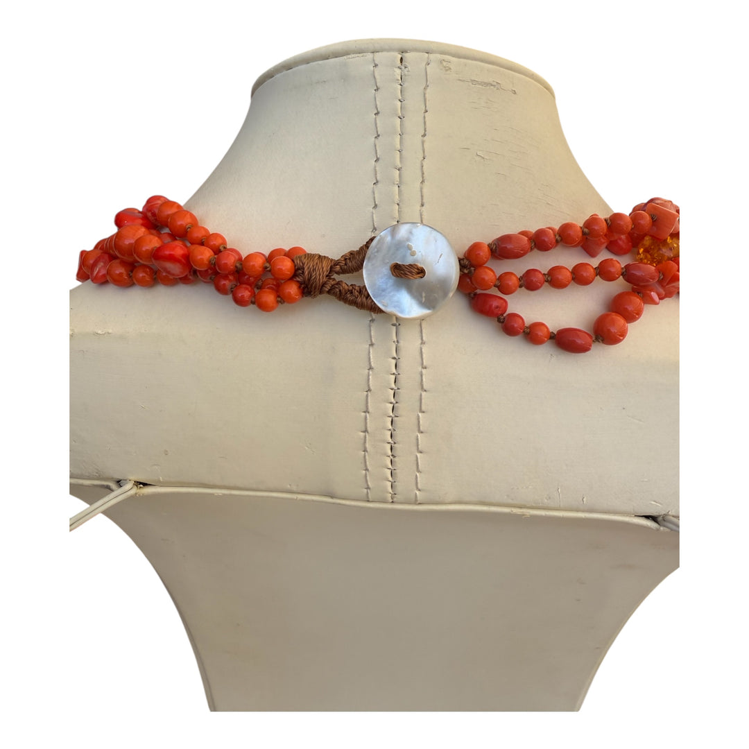 Collana dea di cammeo sardonico montata in corallo bambù, ametista e ambra