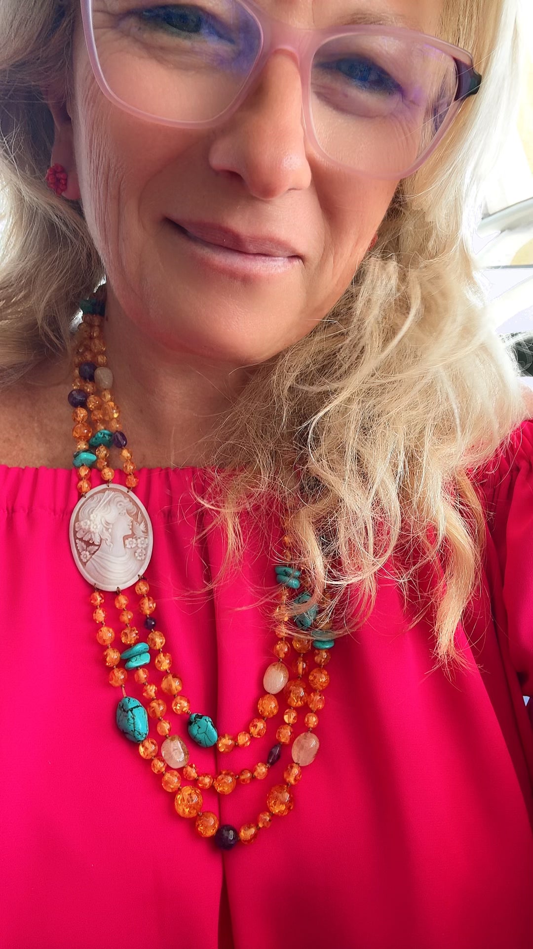 Collana “dea” di cammeo sardonico montato in ambra, turchese iraniano, ametista ed opale