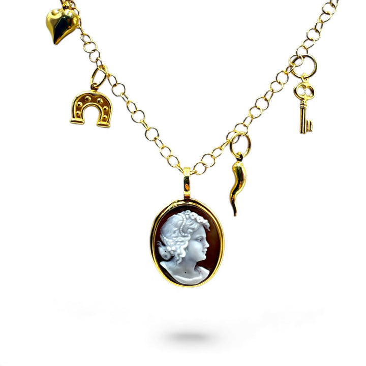 Collana dea scaramantica di cammeo montato in argento dorato
