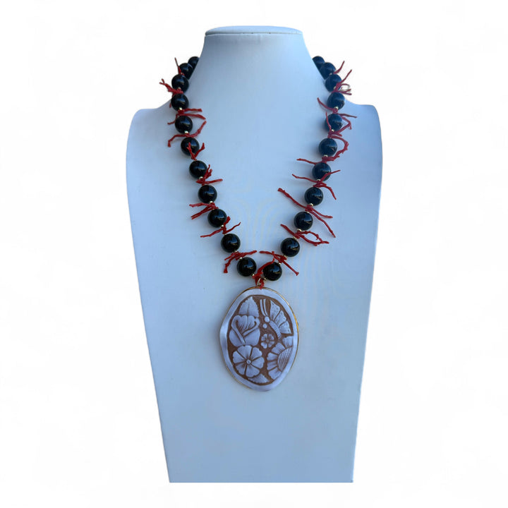 Collana di cammeo, corallo ed Agata nera