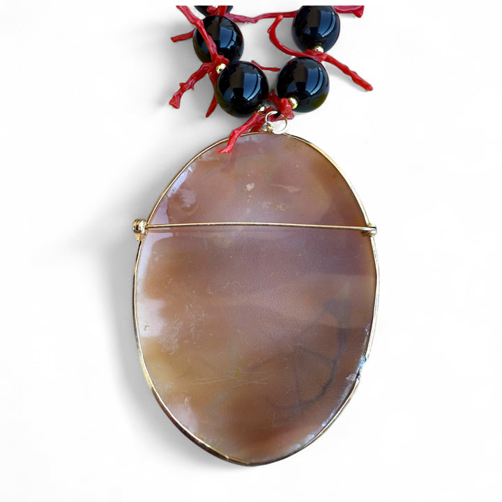 Collana di cammeo, corallo ed Agata nera