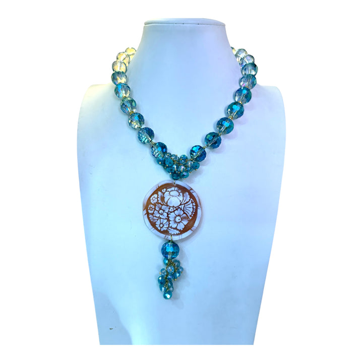 Collana fiore di cammeo sardonico e cristalli azzurri