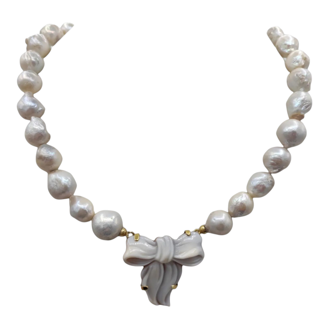 Collana fiocco in cammeo montato su argento Lucia Vitiello Gioielli di Napoli
