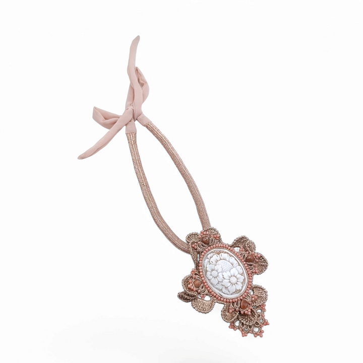 Cameo flower necklace mounted on cotton tatting process