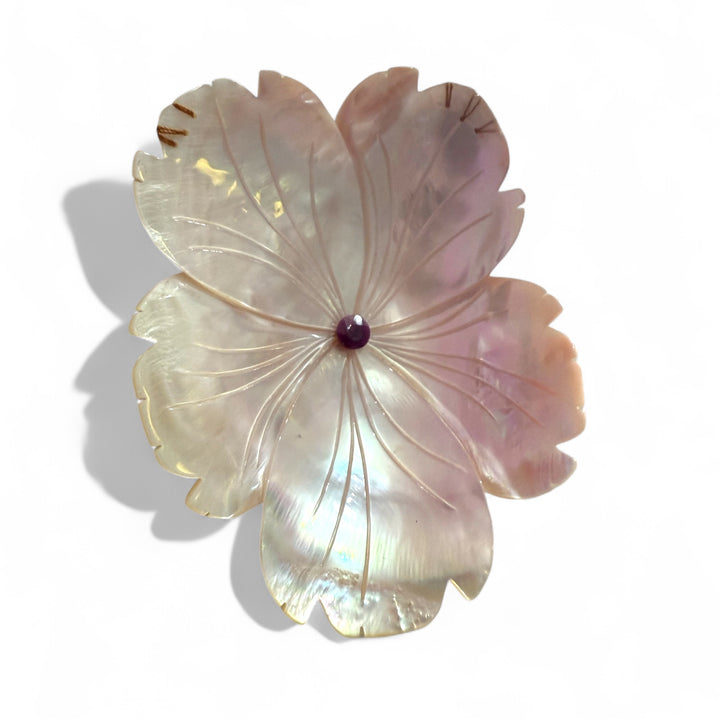 Mother-of-pearl flower necklace with multi-strand pearl necklace