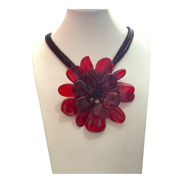 Collana fiore “orchidea” in ambra rossa montato in argento