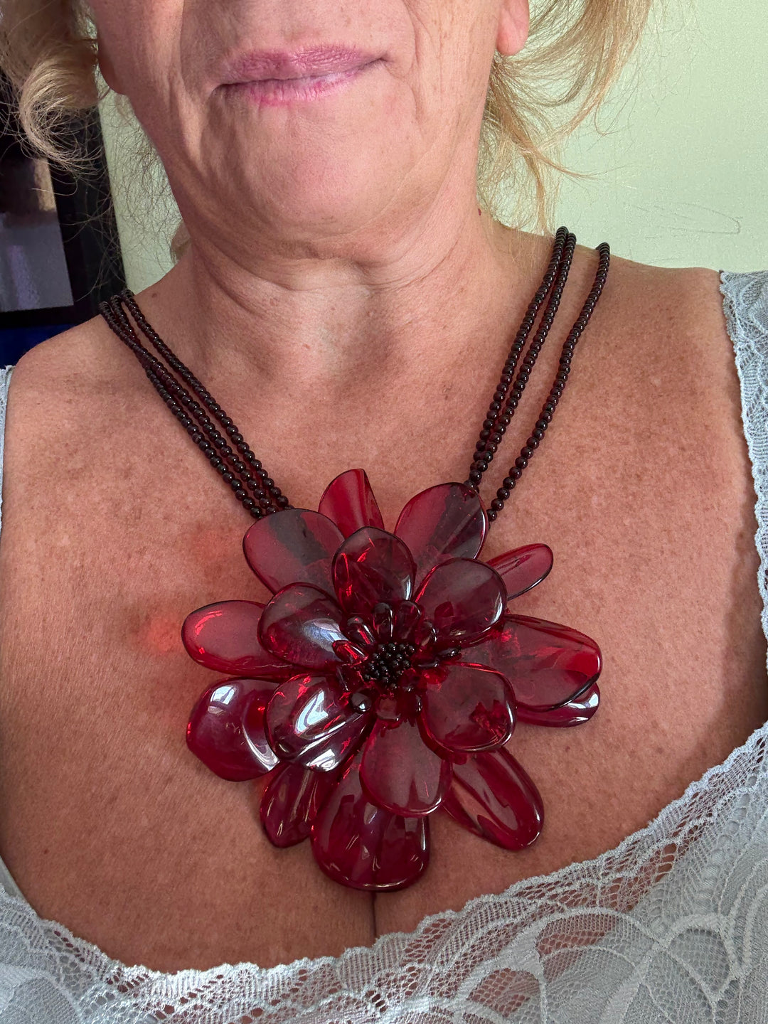 Collana fiore “orchidea” in ambra rossa montato in argento