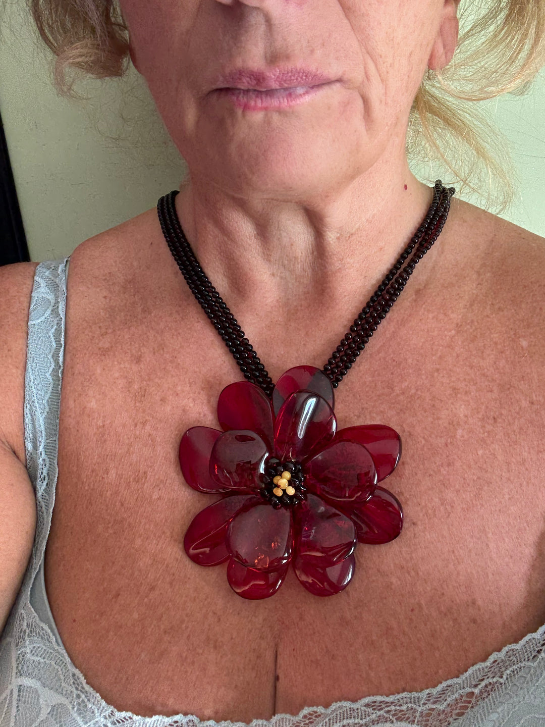 Collana ciondolo “ orchidea in ambra del baltico montata in argento