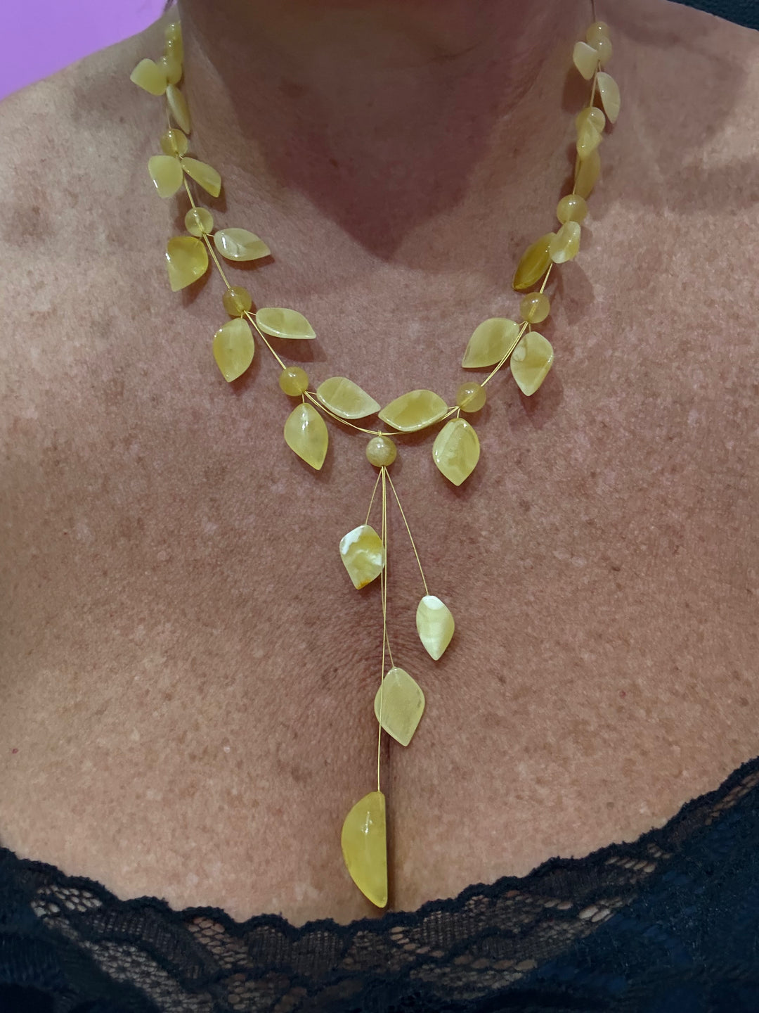 Collana floreale di ambra gialla del baltico montata in argento dorato