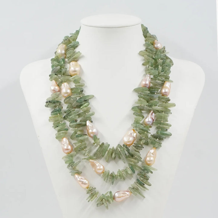 Collana multifili in cianite verde e perla scaramazza montata in argento dorato