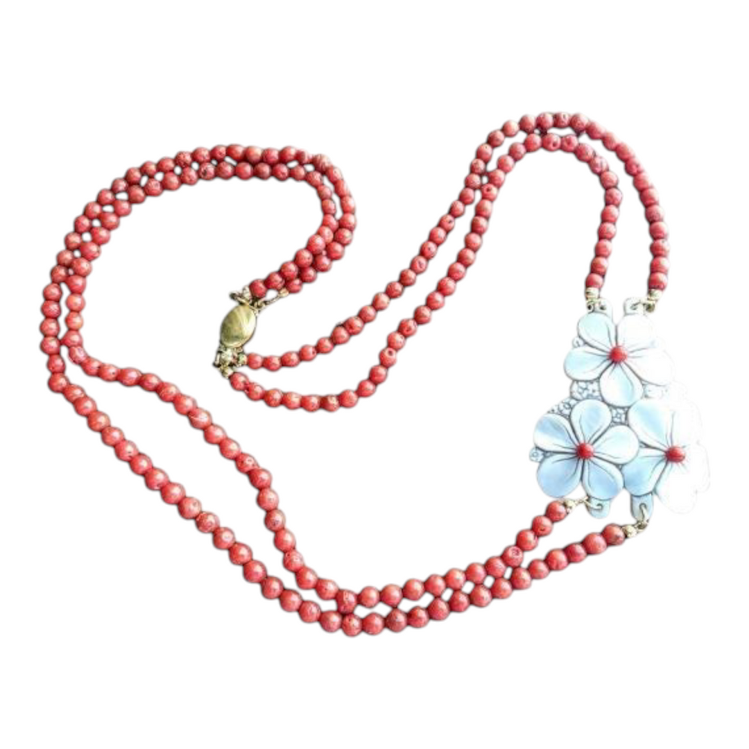 Collana tris di fiori in cammeo e corallo montato su argento Lucia Vitiello Gioielli di Napoli