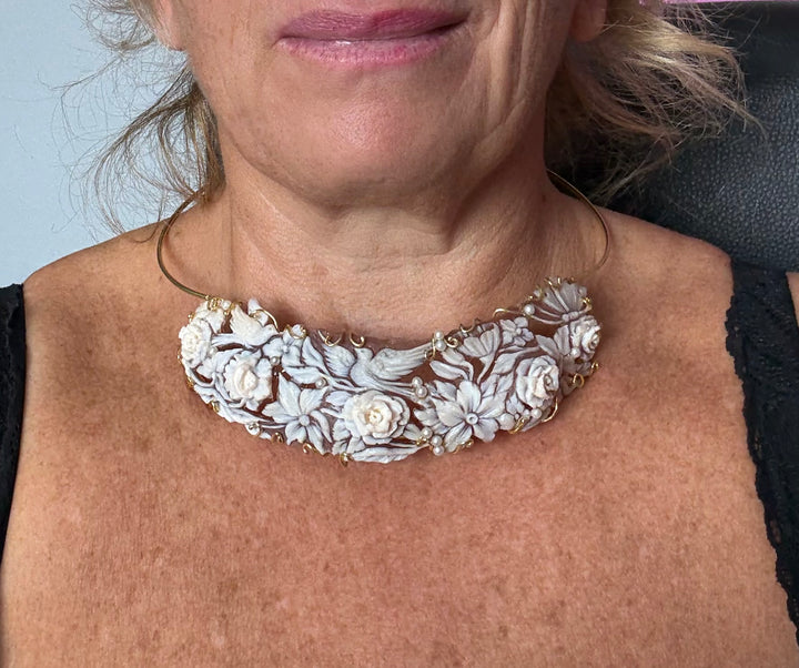 Cameo necklace engraved on sardonyx shell and mounted in silver